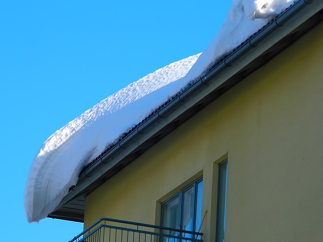 sníh na střeše
