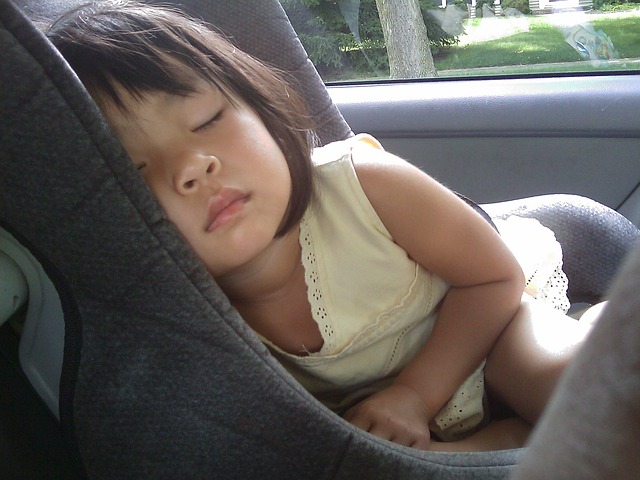 dítě spí v autosedačce