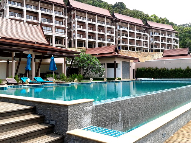 luxusní hotel s bazénem